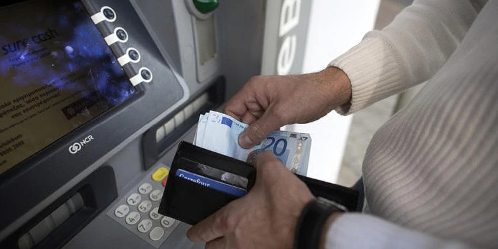 Capital controls: Απελευθερώνεται το όριο ανάληψης – Πόσα χρήματα μπορείτε να βγάλετε